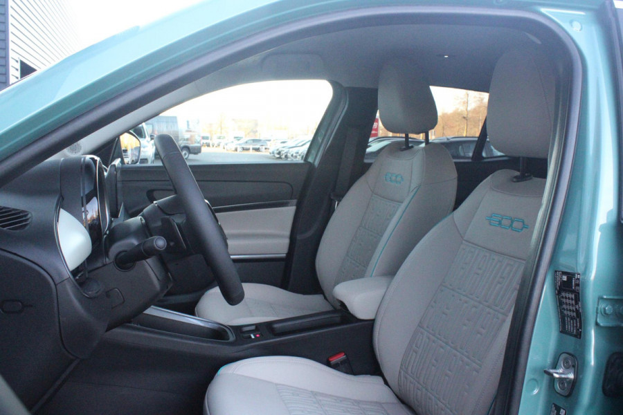 Fiat 600 1.2 HYbrid 110PK LA PRIMA | ELEKTRISCH VERSTELBARE BESTUURDERSTOEL MET MASSAGEFUNCTIE | NAVIGATIE | DODEHOEK DETECTIE | ELEKTRISCHE ACHTERKLEP | LEDKOPLAMPEN-MISTLAMPEN | LED ACHTERLICHTEN | PACK COMFORT: ACHTERUITRIJCAMERA / PARKEERSENSOREN VOOR-ACHTER / DRAADLOOS TELEFOONLADEN / DRAADLOOS APPLE CARPLAY - ANDROID AUTO / KEYLESS ENTRY-START / AUDIOSYSTEEM MET 6 SPEAKERS | WINTER PACK: VERWARMBARE VOORSTOELEN / VERWARMBARE VOORSTOELEN | 18"LICHTMETALEN VELGEN TWO-TONE | EXTRA GETINTE ACHTERRUITEN | CLIMATE CONTROL |