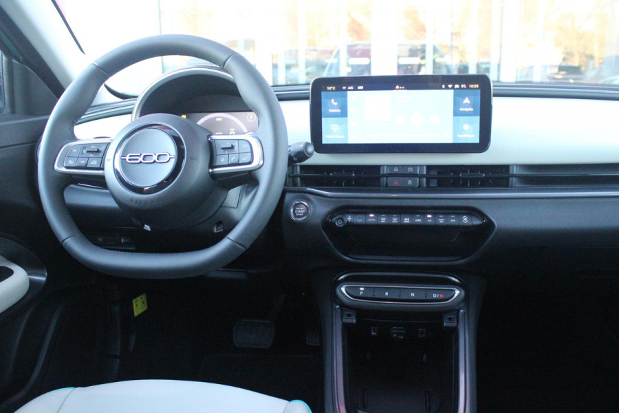 Fiat 600 1.2 HYbrid 110PK LA PRIMA | ELEKTRISCH VERSTELBARE BESTUURDERSTOEL MET MASSAGEFUNCTIE | NAVIGATIE | DODEHOEK DETECTIE | ELEKTRISCHE ACHTERKLEP | LEDKOPLAMPEN-MISTLAMPEN | LED ACHTERLICHTEN | PACK COMFORT: ACHTERUITRIJCAMERA / PARKEERSENSOREN VOOR-ACHTER / DRAADLOOS TELEFOONLADEN / DRAADLOOS APPLE CARPLAY - ANDROID AUTO / KEYLESS ENTRY-START / AUDIOSYSTEEM MET 6 SPEAKERS | WINTER PACK: VERWARMBARE VOORSTOELEN / VERWARMBARE VOORSTOELEN | 18"LICHTMETALEN VELGEN TWO-TONE | EXTRA GETINTE ACHTERRUITEN | CLIMATE CONTROL |