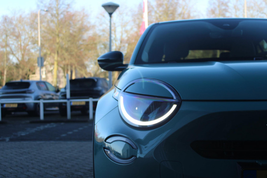 Fiat 600 1.2 HYbrid 110PK LA PRIMA | ELEKTRISCH VERSTELBARE BESTUURDERSTOEL MET MASSAGEFUNCTIE | NAVIGATIE | DODEHOEK DETECTIE | ELEKTRISCHE ACHTERKLEP | LEDKOPLAMPEN-MISTLAMPEN | LED ACHTERLICHTEN | PACK COMFORT: ACHTERUITRIJCAMERA / PARKEERSENSOREN VOOR-ACHTER / DRAADLOOS TELEFOONLADEN / DRAADLOOS APPLE CARPLAY - ANDROID AUTO / KEYLESS ENTRY-START / AUDIOSYSTEEM MET 6 SPEAKERS | WINTER PACK: VERWARMBARE VOORSTOELEN / VERWARMBARE VOORSTOELEN | 18"LICHTMETALEN VELGEN TWO-TONE | EXTRA GETINTE ACHTERRUITEN | CLIMATE CONTROL |
