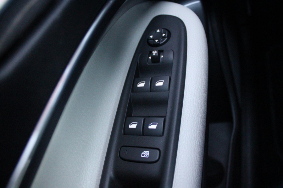 Fiat 600 1.2 HYbrid 110PK LA PRIMA | ELEKTRISCH VERSTELBARE BESTUURDERSTOEL MET MASSAGEFUNCTIE | NAVIGATIE | DODEHOEK DETECTIE | ELEKTRISCHE ACHTERKLEP | LEDKOPLAMPEN-MISTLAMPEN | LED ACHTERLICHTEN | PACK COMFORT: ACHTERUITRIJCAMERA / PARKEERSENSOREN VOOR-ACHTER / DRAADLOOS TELEFOONLADEN / DRAADLOOS APPLE CARPLAY - ANDROID AUTO / KEYLESS ENTRY-START / AUDIOSYSTEEM MET 6 SPEAKERS | WINTER PACK: VERWARMBARE VOORSTOELEN / VERWARMBARE VOORSTOELEN | 18"LICHTMETALEN VELGEN TWO-TONE | EXTRA GETINTE ACHTERRUITEN | CLIMATE CONTROL |