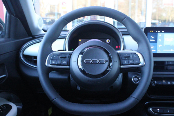 Fiat 600 1.2 HYbrid 110PK LA PRIMA | ELEKTRISCH VERSTELBARE BESTUURDERSTOEL MET MASSAGEFUNCTIE | NAVIGATIE | DODEHOEK DETECTIE | ELEKTRISCHE ACHTERKLEP | LEDKOPLAMPEN-MISTLAMPEN | LED ACHTERLICHTEN | PACK COMFORT: ACHTERUITRIJCAMERA / PARKEERSENSOREN VOOR-ACHTER / DRAADLOOS TELEFOONLADEN / DRAADLOOS APPLE CARPLAY - ANDROID AUTO / KEYLESS ENTRY-START / AUDIOSYSTEEM MET 6 SPEAKERS | WINTER PACK: VERWARMBARE VOORSTOELEN / VERWARMBARE VOORSTOELEN | 18"LICHTMETALEN VELGEN TWO-TONE | EXTRA GETINTE ACHTERRUITEN | CLIMATE CONTROL |
