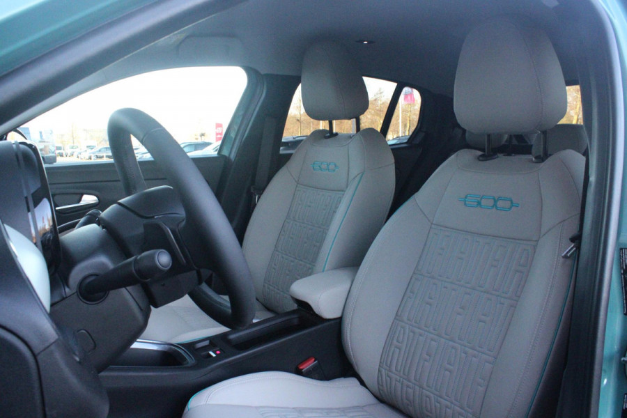 Fiat 600 1.2 HYbrid 110PK LA PRIMA | ELEKTRISCH VERSTELBARE BESTUURDERSTOEL MET MASSAGEFUNCTIE | NAVIGATIE | DODEHOEK DETECTIE | ELEKTRISCHE ACHTERKLEP | LEDKOPLAMPEN-MISTLAMPEN | LED ACHTERLICHTEN | PACK COMFORT: ACHTERUITRIJCAMERA / PARKEERSENSOREN VOOR-ACHTER / DRAADLOOS TELEFOONLADEN / DRAADLOOS APPLE CARPLAY - ANDROID AUTO / KEYLESS ENTRY-START / AUDIOSYSTEEM MET 6 SPEAKERS | WINTER PACK: VERWARMBARE VOORSTOELEN / VERWARMBARE VOORSTOELEN | 18"LICHTMETALEN VELGEN TWO-TONE | EXTRA GETINTE ACHTERRUITEN | CLIMATE CONTROL |