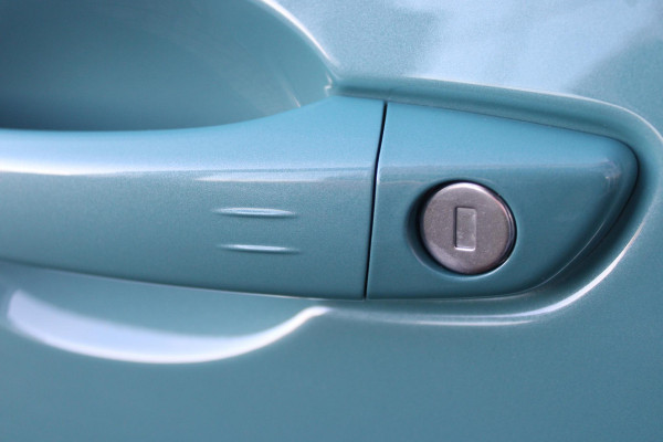 Fiat 600 1.2 HYbrid 110PK LA PRIMA | ELEKTRISCH VERSTELBARE BESTUURDERSTOEL MET MASSAGEFUNCTIE | NAVIGATIE | DODEHOEK DETECTIE | ELEKTRISCHE ACHTERKLEP | LEDKOPLAMPEN-MISTLAMPEN | LED ACHTERLICHTEN | PACK COMFORT: ACHTERUITRIJCAMERA / PARKEERSENSOREN VOOR-ACHTER / DRAADLOOS TELEFOONLADEN / DRAADLOOS APPLE CARPLAY - ANDROID AUTO / KEYLESS ENTRY-START / AUDIOSYSTEEM MET 6 SPEAKERS | WINTER PACK: VERWARMBARE VOORSTOELEN / VERWARMBARE VOORSTOELEN | 18"LICHTMETALEN VELGEN TWO-TONE | EXTRA GETINTE ACHTERRUITEN | CLIMATE CONTROL |