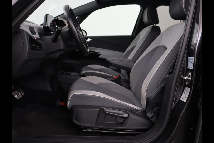 Volkswagen ID.3 First Plus 58 kWh | Trekhaak | Stoel & stuurverwarming | Camera | Adaptive cruise | Sfeerverlichting | Carplay | Matrix LED | Parkeerhulp | Climate control