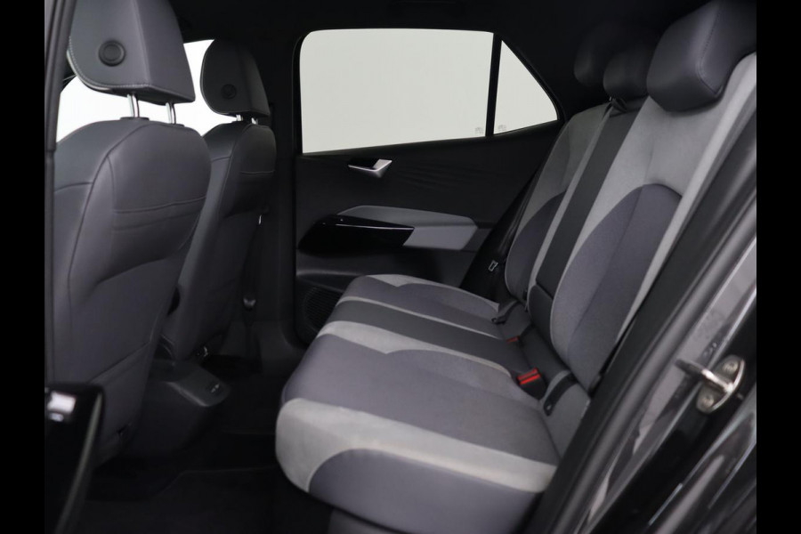 Volkswagen ID.3 First Plus 58 kWh | Trekhaak | Stoel & stuurverwarming | Camera | Adaptive cruise | Sfeerverlichting | Carplay | Matrix LED | Parkeerhulp | Climate control