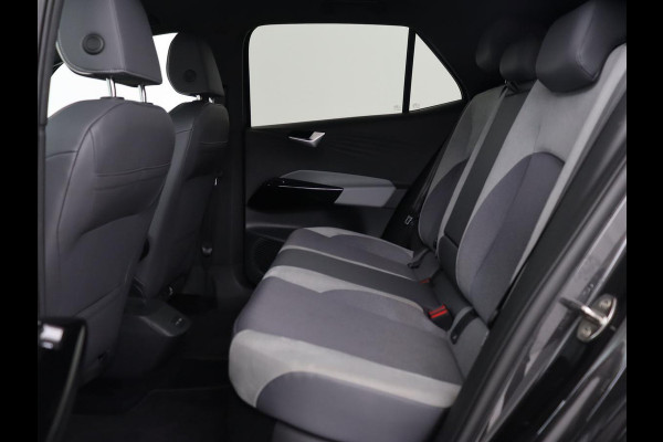 Volkswagen ID.3 First Plus 58 kWh | Trekhaak | Stoel & stuurverwarming | Camera | Adaptive cruise | Sfeerverlichting | Carplay | Matrix LED | Parkeerhulp | Climate control