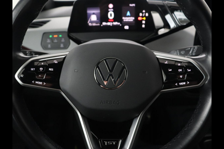 Volkswagen ID.3 First Plus 58 kWh | Trekhaak | Stoel & stuurverwarming | Camera | Adaptive cruise | Sfeerverlichting | Carplay | Matrix LED | Parkeerhulp | Climate control