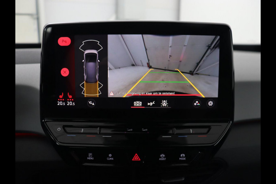 Volkswagen ID.3 First Plus 58 kWh | Trekhaak | Stoel & stuurverwarming | Camera | Adaptive cruise | Sfeerverlichting | Carplay | Matrix LED | Parkeerhulp | Climate control