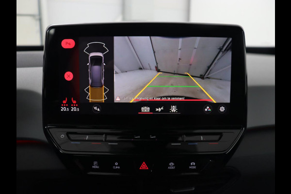Volkswagen ID.3 First Plus 58 kWh | Trekhaak | Stoel & stuurverwarming | Camera | Adaptive cruise | Sfeerverlichting | Carplay | Matrix LED | Parkeerhulp | Climate control
