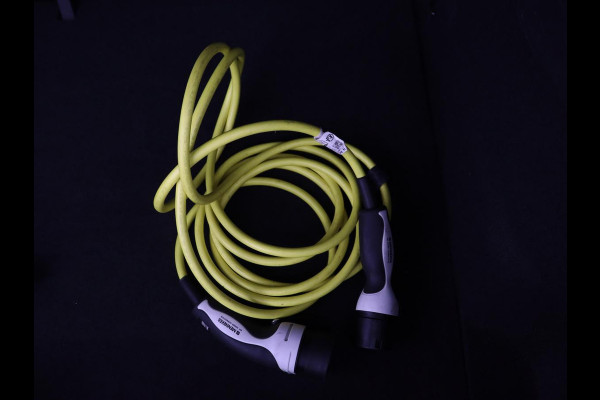 Volkswagen ID.3 First Plus 58 kWh | Trekhaak | Stoel & stuurverwarming | Camera | Adaptive cruise | Sfeerverlichting | Carplay | Matrix LED | Parkeerhulp | Climate control