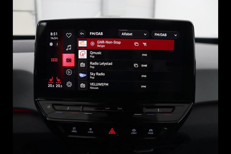 Volkswagen ID.3 First Plus 58 kWh | Trekhaak | Stoel & stuurverwarming | Camera | Adaptive cruise | Sfeerverlichting | Carplay | Matrix LED | Parkeerhulp | Climate control