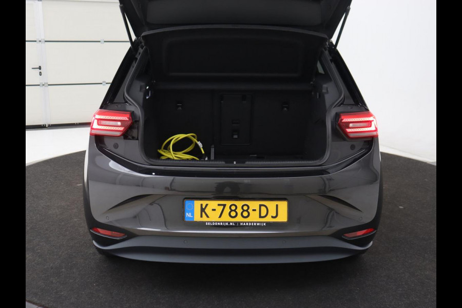 Volkswagen ID.3 First Plus 58 kWh | Trekhaak | Stoel & stuurverwarming | Camera | Adaptive cruise | Sfeerverlichting | Carplay | Matrix LED | Parkeerhulp | Climate control