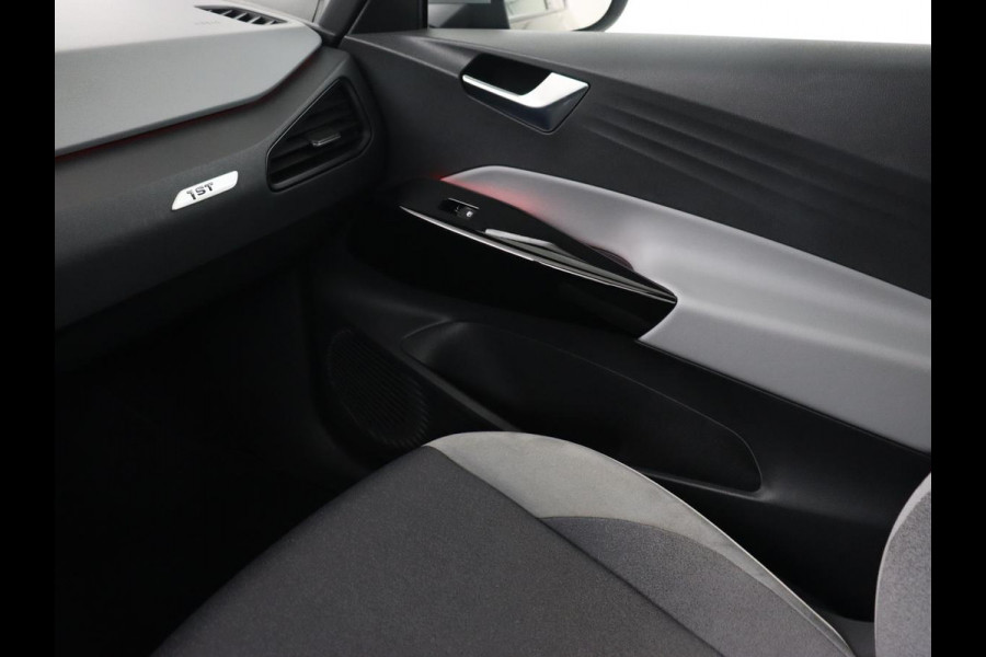 Volkswagen ID.3 First Plus 58 kWh | Trekhaak | Stoel & stuurverwarming | Camera | Adaptive cruise | Sfeerverlichting | Carplay | Matrix LED | Parkeerhulp | Climate control