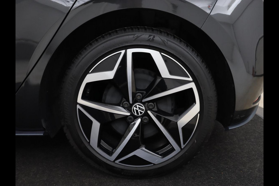 Volkswagen ID.3 First Plus 58 kWh | Trekhaak | Stoel & stuurverwarming | Camera | Adaptive cruise | Sfeerverlichting | Carplay | Matrix LED | Parkeerhulp | Climate control