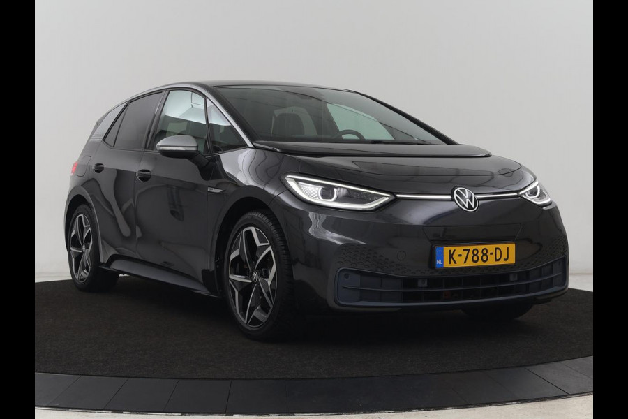 Volkswagen ID.3 First Plus 58 kWh | Trekhaak | Stoel & stuurverwarming | Camera | Adaptive cruise | Sfeerverlichting | Carplay | Matrix LED | Parkeerhulp | Climate control