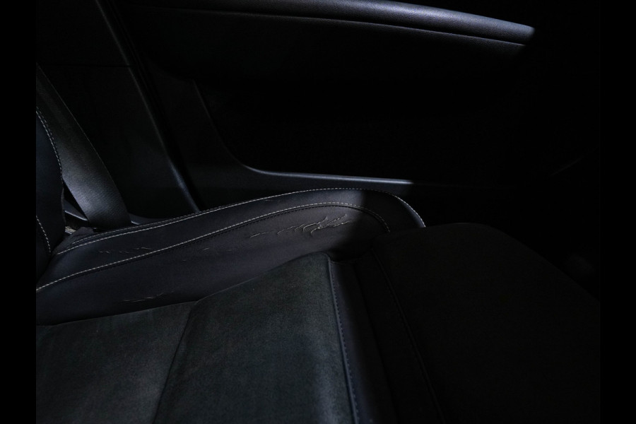 Volvo C40 Recharge Twin Intro Edition 78 kWh AWD [ 3-Fase ] {SOH-87%} (INCL-BTW) Aut. *HEATPUMP | PANO | LEATHER-ALCANTARA | DIGI-COCKPIT | FULL-LED | HARMAN/KARDON | TOPVIEW | NAVI-FULLMAP | ECC | PDC | KEYLESS | HEATED-SPORTSEATS | TOWBAR | PRIVACY-GLASS | 20