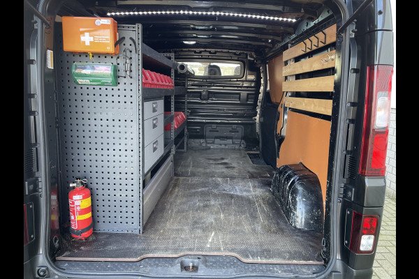 Renault Trafic 2.0 dCi 120pk T29 L2H1 Work Edition / vaste prijs rijklaar € 17.950 ex btw / lease vanaf € 302 / zwart metallic / ingerichte laadruimte / camera / airco / cruise / trekhaak !