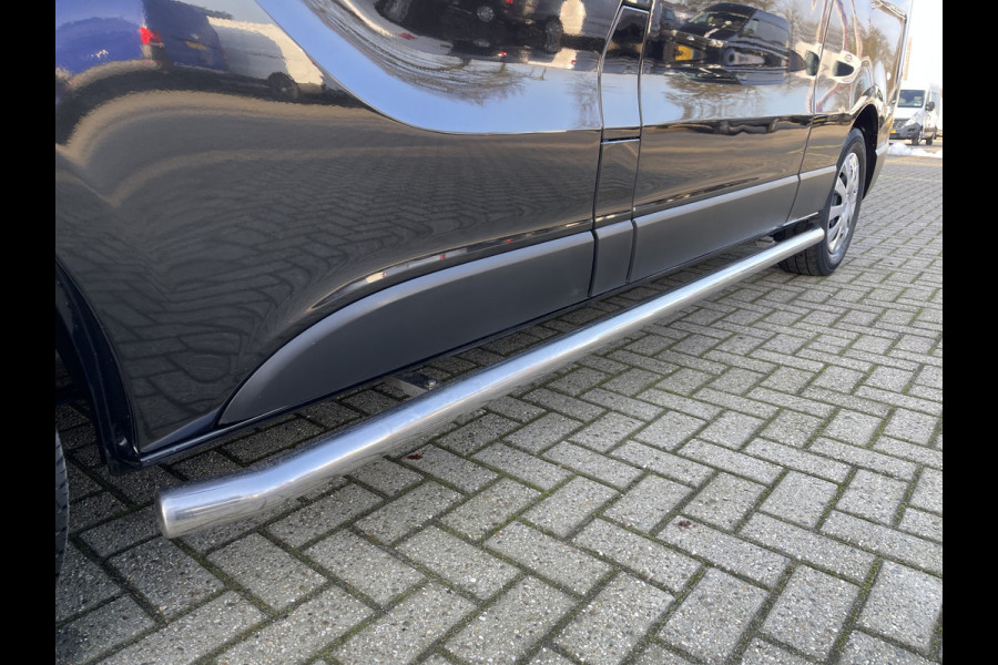 Renault Trafic 2.0 dCi 120pk T29 L2H1 Work Edition / vaste prijs rijklaar € 17.950 ex btw / lease vanaf € 302 / zwart metallic / ingerichte laadruimte / camera / airco / cruise / trekhaak !