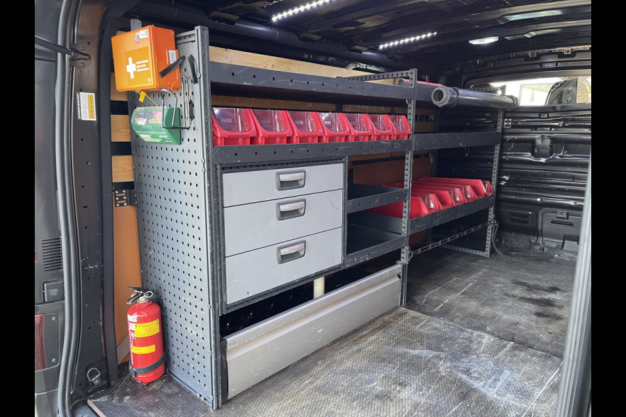 Renault Trafic 2.0 dCi 120pk T29 L2H1 Work Edition / vaste prijs rijklaar € 17.950 ex btw / lease vanaf € 302 / zwart metallic / ingerichte laadruimte / camera / airco / cruise / trekhaak !