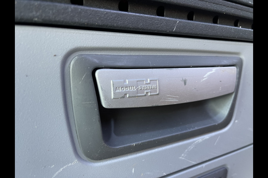 Renault Trafic 2.0 dCi 120pk T29 L2H1 Work Edition / vaste prijs rijklaar € 17.950 ex btw / lease vanaf € 302 / zwart metallic / ingerichte laadruimte / camera / airco / cruise / trekhaak !