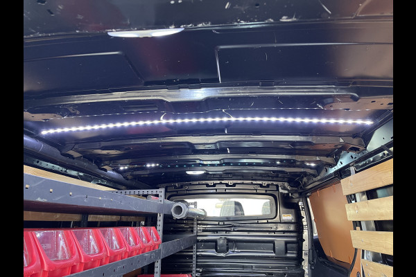 Renault Trafic 2.0 dCi 120pk T29 L2H1 Work Edition / vaste prijs rijklaar € 17.950 ex btw / lease vanaf € 302 / zwart metallic / ingerichte laadruimte / camera / airco / cruise / trekhaak !