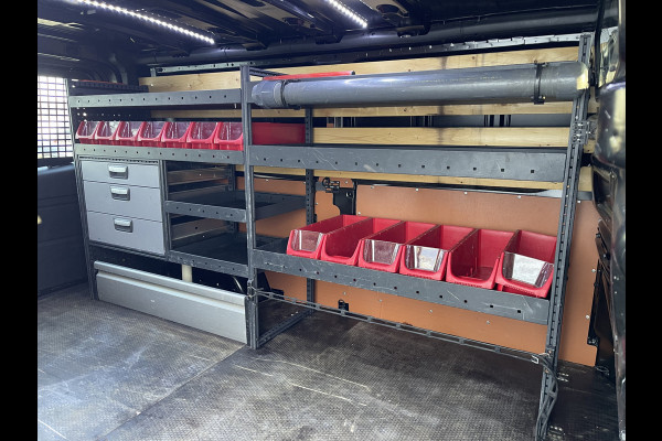 Renault Trafic 2.0 dCi 120pk T29 L2H1 Work Edition / vaste prijs rijklaar € 17.950 ex btw / lease vanaf € 302 / zwart metallic / ingerichte laadruimte / camera / airco / cruise / trekhaak !