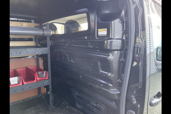 Renault Trafic 2.0 dCi 120pk T29 L2H1 Work Edition / vaste prijs rijklaar € 17.950 ex btw / lease vanaf € 302 / zwart metallic / ingerichte laadruimte / camera / airco / cruise / trekhaak !