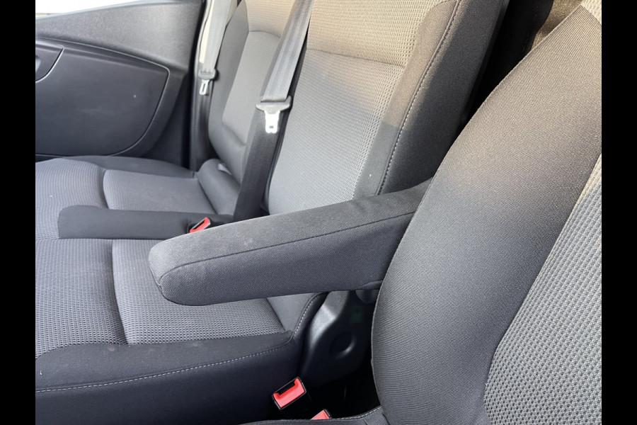 Renault Trafic 2.0 dCi 120pk T29 L2H1 Work Edition / vaste prijs rijklaar € 17.950 ex btw / lease vanaf € 302 / zwart metallic / ingerichte laadruimte / camera / airco / cruise / trekhaak !