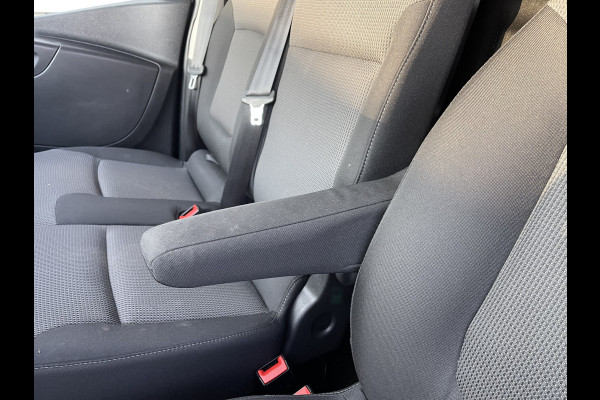 Renault Trafic 2.0 dCi 120pk T29 L2H1 Work Edition / vaste prijs rijklaar € 17.950 ex btw / lease vanaf € 302 / zwart metallic / ingerichte laadruimte / camera / airco / cruise / trekhaak !