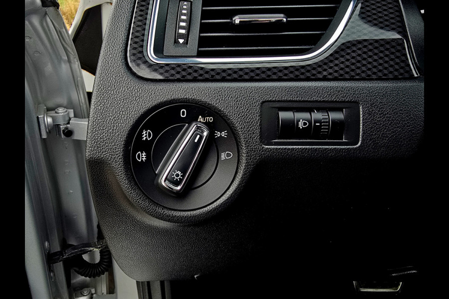 Volkswagen Golf Skoda Rapid Sportback 1.0 TSI Greentech Clever - 110 Pk - Euro 6 - AUTOMAAT - Navi - PDC V+A