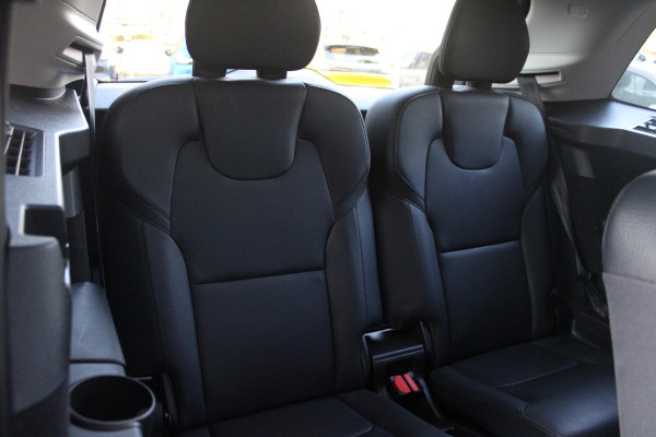 Volvo XC90 2.0 T8 455PK RECHARGE AWD ULTIMATE DARK | LUCHTVERING | PANORAMISCH SCHUIF / KANTELDAK | ELEKTRISCH UITKLAPBARE TREKHAAK | HEAD-UP DISPLAY | NAVIGATIE VIA GOOGLE-MAPS | ELEKTRISCH VERSTELBARE VOOR STOELEN MET GEHEUGEN | VOORSTOELEN VERWARMBAAR | ACHTERBANK VERWARMBAAR | 360° CAMERA | HARMAN / KARDON PREMIUM AUDIO SYSTEEM | APPLE CARPLAY / ANDROID-AUTO | KEYLESS ENTRY / START | STANDKACHEL | EXTRA GETINTE ACHTER RUITEN | VERDUISTERINGS GORDIJNEN ACHTER PORTIEREN | KINDERVERHOGING ACHTERBANK | ELEKTRISCHE ACHTERKLEP MET SENSOR |
