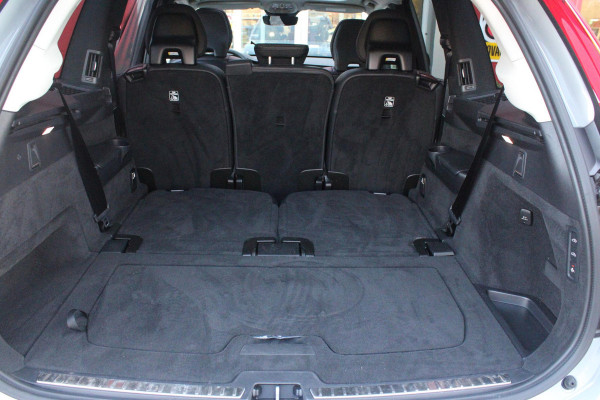 Volvo XC90 2.0 T8 455PK RECHARGE AWD ULTIMATE DARK | LUCHTVERING | PANORAMISCH SCHUIF / KANTELDAK | ELEKTRISCH UITKLAPBARE TREKHAAK | HEAD-UP DISPLAY | NAVIGATIE VIA GOOGLE-MAPS | ELEKTRISCH VERSTELBARE VOOR STOELEN MET GEHEUGEN | VOORSTOELEN VERWARMBAAR | ACHTERBANK VERWARMBAAR | 360° CAMERA | HARMAN / KARDON PREMIUM AUDIO SYSTEEM | APPLE CARPLAY / ANDROID-AUTO | KEYLESS ENTRY / START | STANDKACHEL | EXTRA GETINTE ACHTER RUITEN | VERDUISTERINGS GORDIJNEN ACHTER PORTIEREN | KINDERVERHOGING ACHTERBANK | ELEKTRISCHE ACHTERKLEP MET SENSOR |