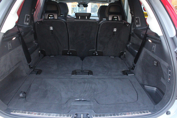 Volvo XC90 2.0 T8 455PK RECHARGE AWD ULTIMATE DARK | LUCHTVERING | PANORAMISCH SCHUIF / KANTELDAK | ELEKTRISCH UITKLAPBARE TREKHAAK | HEAD-UP DISPLAY | NAVIGATIE VIA GOOGLE-MAPS | ELEKTRISCH VERSTELBARE VOOR STOELEN MET GEHEUGEN | VOORSTOELEN VERWARMBAAR | ACHTERBANK VERWARMBAAR | 360° CAMERA | HARMAN / KARDON PREMIUM AUDIO SYSTEEM | APPLE CARPLAY / ANDROID-AUTO | KEYLESS ENTRY / START | STANDKACHEL | EXTRA GETINTE ACHTER RUITEN | VERDUISTERINGS GORDIJNEN ACHTER PORTIEREN | KINDERVERHOGING ACHTERBANK | ELEKTRISCHE ACHTERKLEP MET SENSOR |