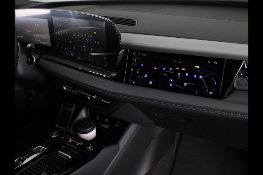Audi Q6 e-tron S edition 83Kwh 252 pk SUV | Tech pakket plus | Glazen panoramadak | Lederen bekleding | Rode remzadels |