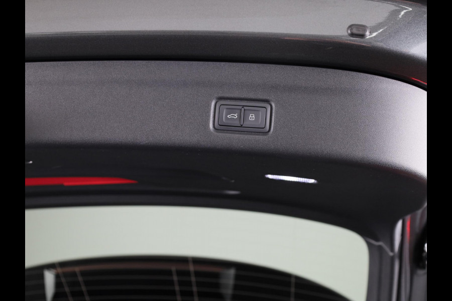 Audi Q6 e-tron S edition 83Kwh 252 pk SUV | Tech pakket plus | Glazen panoramadak | Lederen bekleding | Rode remzadels |