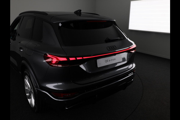 Audi Q6 e-tron S edition 83Kwh 252 pk SUV | Tech pakket plus | Glazen panoramadak | Lederen bekleding | Rode remzadels |
