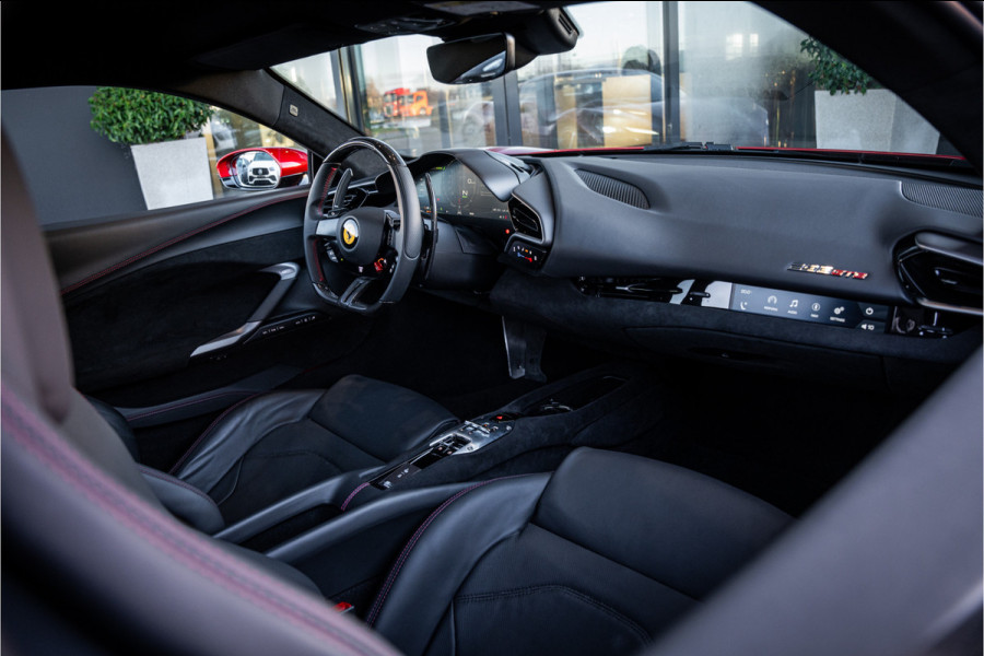 Ferrari 296 GTB 3.0 V6 - Rosso Imola | Origineel NL | Lift | Memory