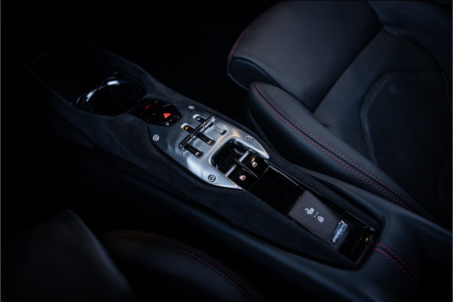 Ferrari 296 GTB 3.0 V6 - Rosso Imola | Origineel NL | Lift | Memory