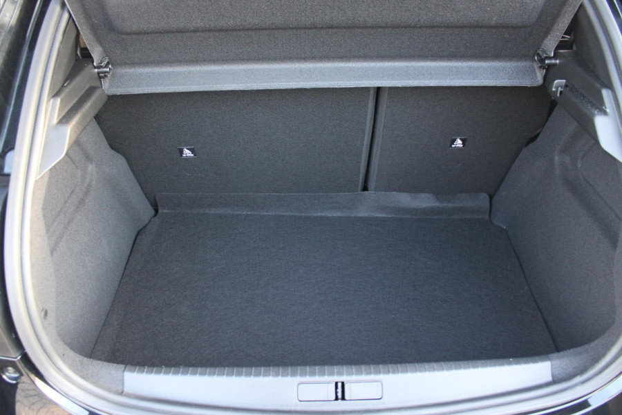 Lancia Ypsilon 1.2 110PK Turbo Hybrid LX | CAMERA VOOR/ ACHTER | ELEKTRISCH VERSTELBARE BESTUURDERSSTOEL | VELOURS BEKLEDING | STOEL VERWARMING | MASSAGEFUNCTIE BESTUURDERSSTOEL |  DRAADLOOS APPLE CARPLAY / ANDROID AUTO | DRAADLOZE TELEFOONLADER | DODEHOEK DETECTIE | CLIMATE CONTROL |