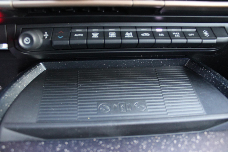 Lancia Ypsilon 1.2 110PK Turbo Hybrid LX | CAMERA VOOR/ ACHTER | ELEKTRISCH VERSTELBARE BESTUURDERSSTOEL | VELOURS BEKLEDING | STOEL VERWARMING | MASSAGEFUNCTIE BESTUURDERSSTOEL |  DRAADLOOS APPLE CARPLAY / ANDROID AUTO | DRAADLOZE TELEFOONLADER | DODEHOEK DETECTIE | CLIMATE CONTROL |