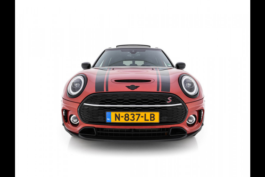 MINI Clubman 2.0 Cooper S ALL4 Premier Plus JCW (INCL-BTW) Aut * PANO | LEATHER | FULL-LED | HEATED-SPORTSEATS | DIGI-COCKPIT | AMBIENT-LIGHT | PRIVACY-GLASS | HEAD-UP | PDC | CAMERA | DAB  | KEYLESS | TOWBAR | 18"ALU*