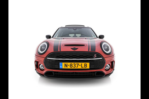 MINI Clubman 2.0 Cooper S ALL4 Premier Plus JCW (INCL-BTW) Aut * PANO | LEATHER | FULL-LED | HEATED-SPORTSEATS | DIGI-COCKPIT | AMBIENT-LIGHT | PRIVACY-GLASS | HEAD-UP | PDC | CAMERA | DAB  | KEYLESS | TOWBAR | 18"ALU*
