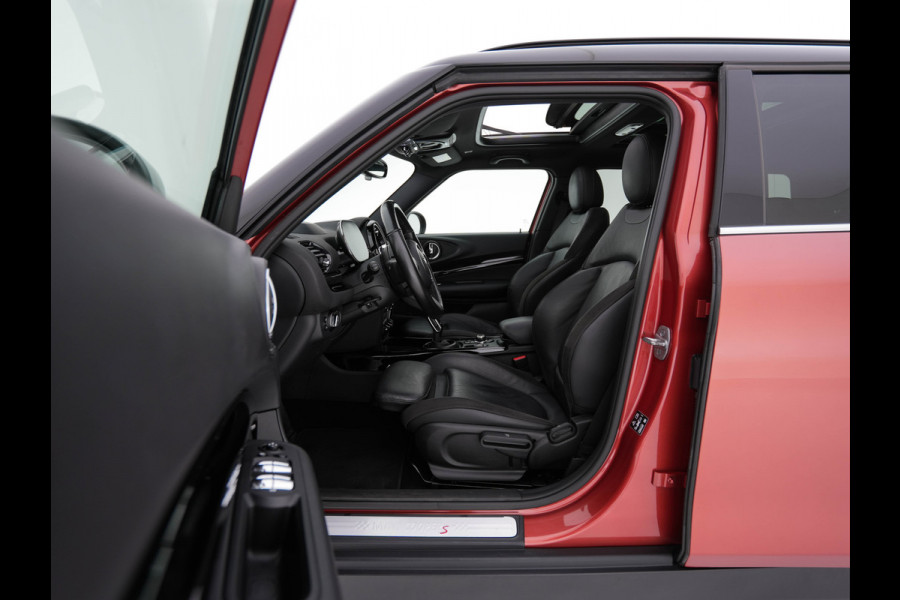 MINI Clubman 2.0 Cooper S ALL4 Premier Plus JCW (INCL-BTW) Aut * PANO | LEATHER | FULL-LED | HEATED-SPORTSEATS | DIGI-COCKPIT | AMBIENT-LIGHT | PRIVACY-GLASS | HEAD-UP | PDC | CAMERA | DAB  | KEYLESS | TOWBAR | 18"ALU*