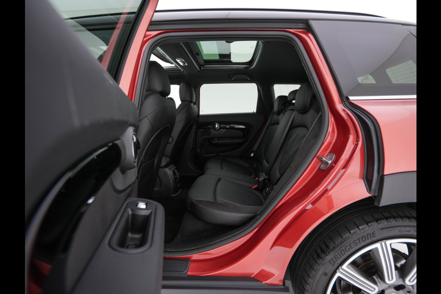 MINI Clubman 2.0 Cooper S ALL4 Premier Plus JCW (INCL-BTW) Aut * PANO | LEATHER | FULL-LED | HEATED-SPORTSEATS | DIGI-COCKPIT | AMBIENT-LIGHT | PRIVACY-GLASS | HEAD-UP | PDC | CAMERA | DAB  | KEYLESS | TOWBAR | 18"ALU*