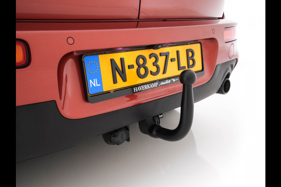 MINI Clubman 2.0 Cooper S ALL4 Premier Plus JCW (INCL-BTW) Aut * PANO | LEATHER | FULL-LED | HEATED-SPORTSEATS | DIGI-COCKPIT | AMBIENT-LIGHT | PRIVACY-GLASS | HEAD-UP | PDC | CAMERA | DAB  | KEYLESS | TOWBAR | 18"ALU*