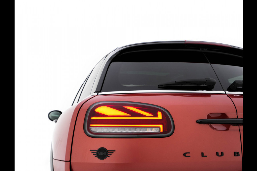 MINI Clubman 2.0 Cooper S ALL4 Premier Plus JCW (INCL-BTW) Aut * PANO | LEATHER | FULL-LED | HEATED-SPORTSEATS | DIGI-COCKPIT | AMBIENT-LIGHT | PRIVACY-GLASS | HEAD-UP | PDC | CAMERA | DAB  | KEYLESS | TOWBAR | 18"ALU*
