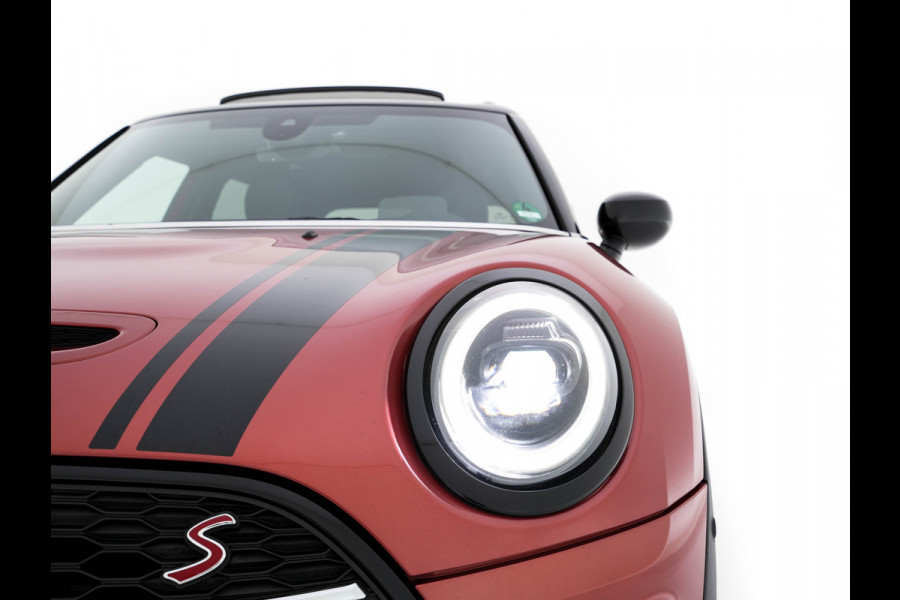 MINI Clubman 2.0 Cooper S ALL4 Premier Plus JCW (INCL-BTW) Aut * PANO | LEATHER | FULL-LED | HEATED-SPORTSEATS | DIGI-COCKPIT | AMBIENT-LIGHT | PRIVACY-GLASS | HEAD-UP | PDC | CAMERA | DAB  | KEYLESS | TOWBAR | 18"ALU*