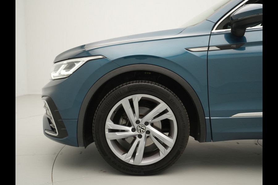 Volkswagen Tiguan 1.5 TSI 150pk DSG R-Line Navigatie Wegkl. trekhaak Acc Elek. kofferklep Autobedrijf van den Bosch