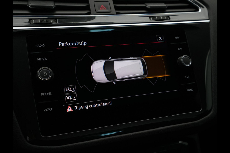 Volkswagen Tiguan 1.5 TSI 150pk DSG R-Line Navigatie Wegkl. trekhaak Acc Elek. kofferklep Autobedrijf van den Bosch