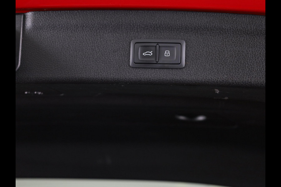 Audi Q3 45 TFSI e S edition 245pk | Navigatie | Trekhaak | Adaptieve cruise controle | 3 spaaks afgevlakt stuurwiel | 19 inch Lichtmetalen velgen